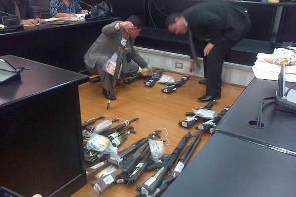 El Ministerio Público presentó este jueves 24 fusiles que fueron utilizados por los Zetas para asesinar a los jornaleros en Petén. (Foto Prensa Libre: Jerson Ramos)<br _mce_bogus="1"/>
