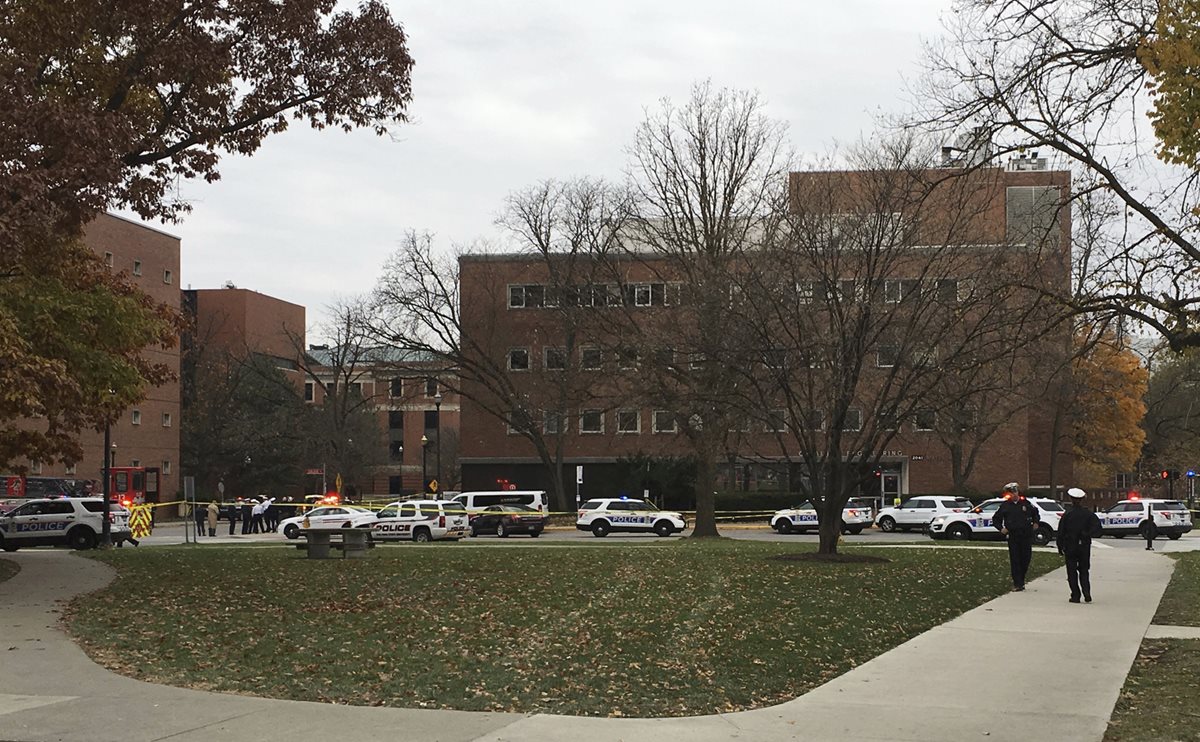 La Policía rodea las instalaciones de la Universidad de Ohio, donde ocurrió el ataque. (Foto Prensa Libre: AP).