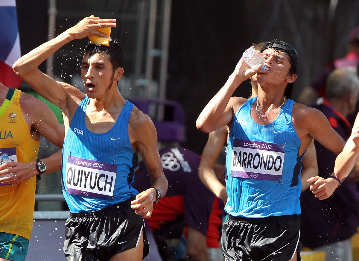 Jaime Quiyuch (izquierda) y Érick Barrondo captados durante una competencia de 50 kilómetros marcha. (Foto Prensa Libre: HemerotecaPL).