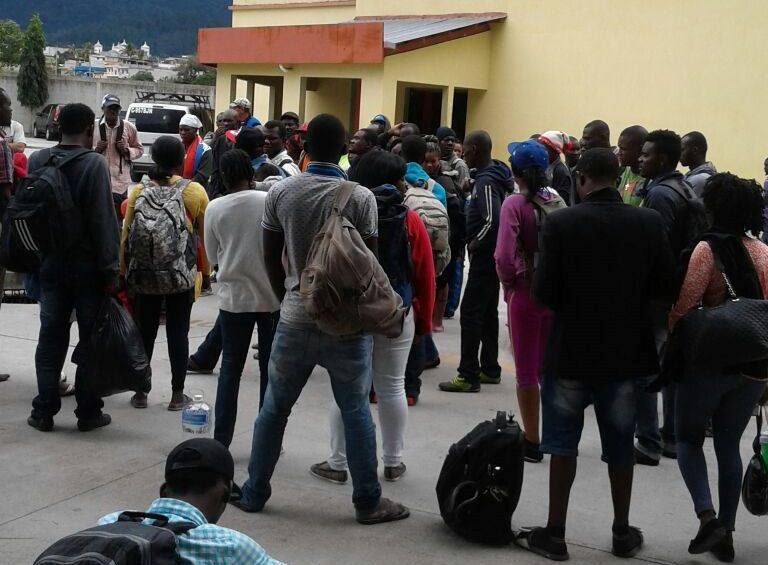 Migrantes acudieron en busca de ayuda a la sede policial. (Foto Prensa Libre: PNC)