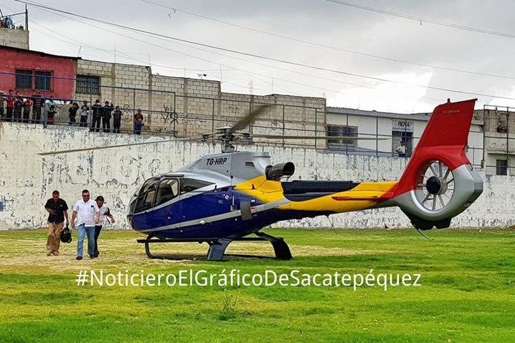 El ministro Alfonso Alonzo fue fotografiado cuando descendía del helicóptero. (Foto Prensa Libre: Noticiero el Gráfico)