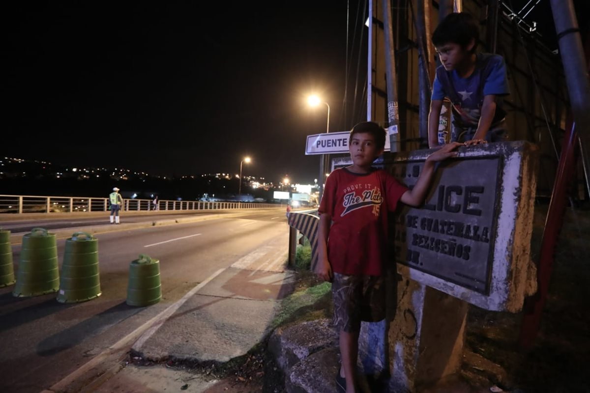 Algunos vecinos se acercan a observar los trabajos en el puente Belice. (Foto Prensa Libre: Juan Diego González)