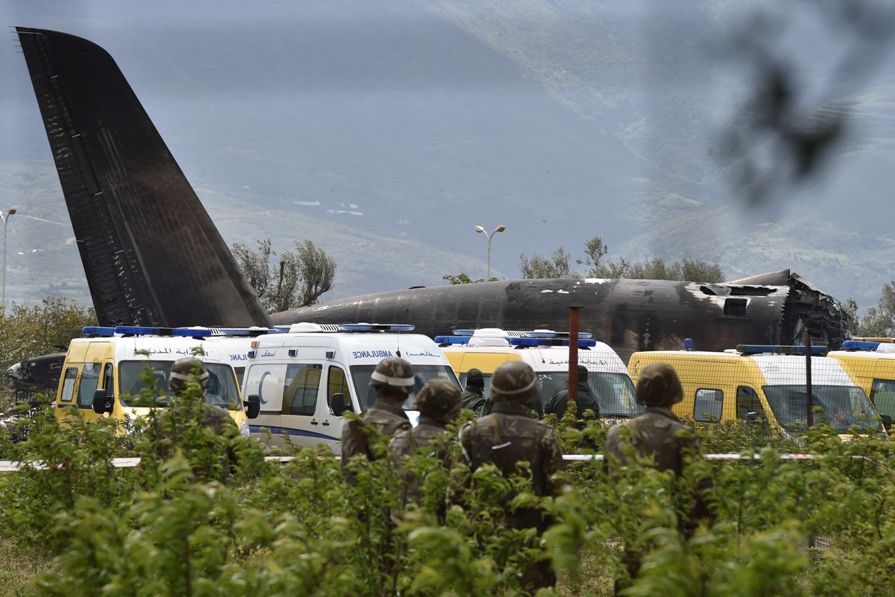 Varios socorristas cerca de los restos de un avión del ejército argelino que se estrelló cerca de la base aérea Boufarik desde donde despegó. (Foto Prensa Libre:AFP).