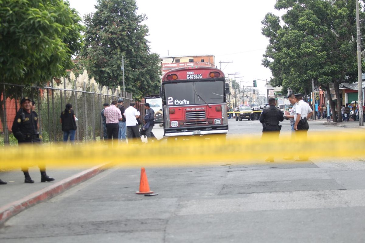 El bus de la ruta 2 quedó sobre la 10 avenida, luego que el piloto fuera atacado desde una motocicleta. (Foto Prensa Libre: Érick Ávila)