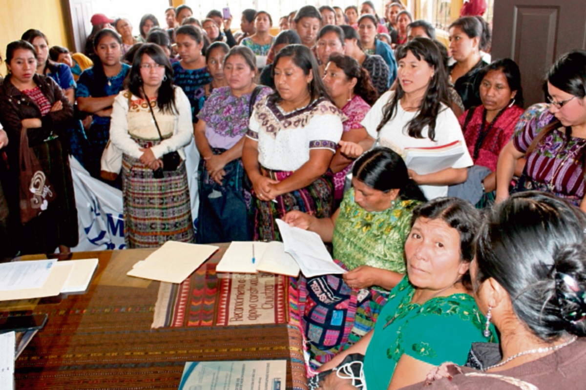Mujeres de  Sololá entregan lista de  peticiones en la Gobernación de Sololá.