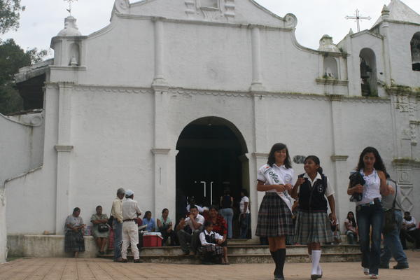 Templo El Calvario, Cobán, Alta Verapaz, donde se ofició la misa del centenario de la Escuela Oficial Urbana para Niñas número 1 Felipa Cruz. (Foto Prensa Libre: Ángel Martín Tax)<br _mce_bogus="1"/>