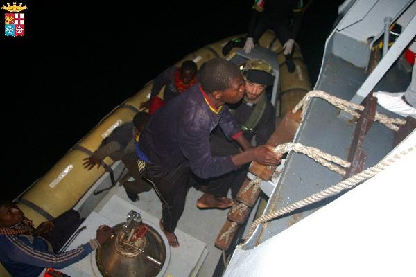 africanos son rescatados en el mar.