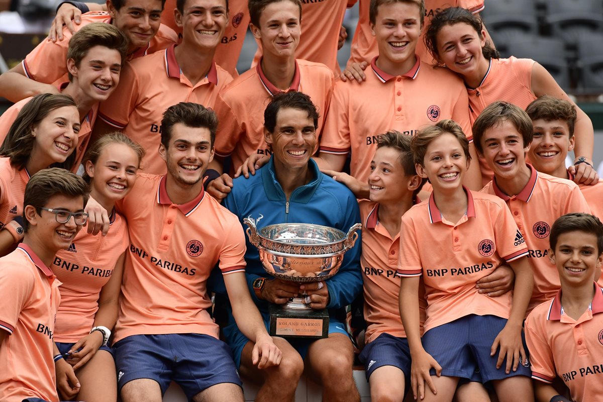 Nadal se tomó esta especial fotografía junto a los alcanzabolas del Roland Garros tras conquistar el título. (Foto Prensa Libre: EFE)
