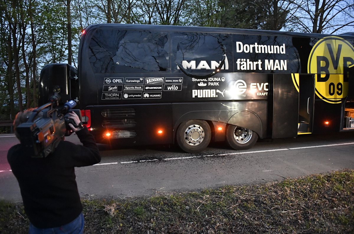 Así quedó el autobús del Dortmund luego de la explosión.(Foto Prensa Libre: AP)
