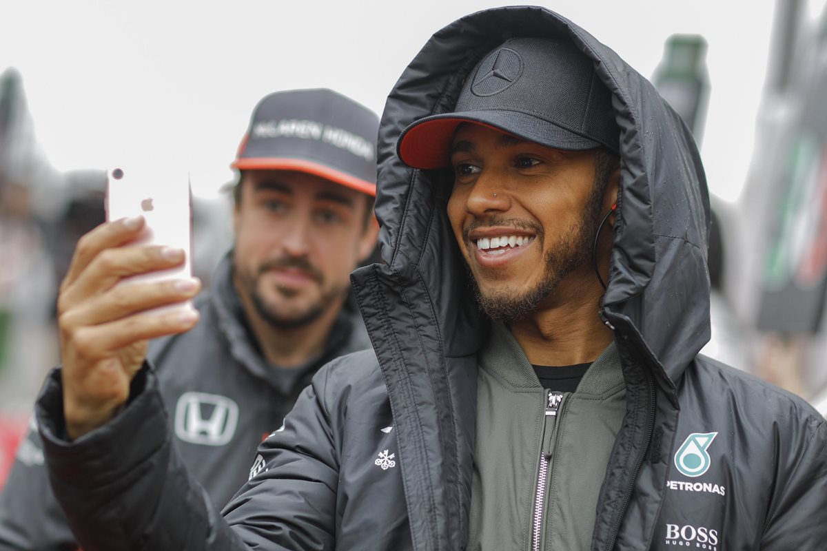 Lewis Hamilton y Fernando Alonso captados durante el trabajo previo a la carrera en China. (Foto Prensa Libre: EFE).