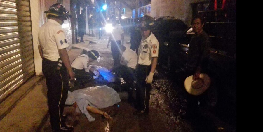 Socorristas junto a los cuerpos de las personas que fueron ultimadas en Boca del Monte. (Foto Prensa Libre: CDBV)