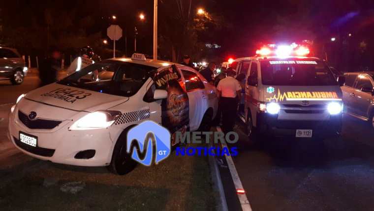 Vehículo que conducía el taxista en el bulevar Vista Hermosa, zona 15, cuando fue atacado a balazos. (Foto Prensa Libre: Metro Noticias).