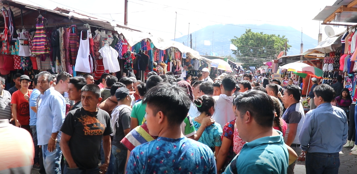 Vendedores ambulantes de Antigua Guatemala se quejan de que han sido víctimas de agresiones físicas. (Foto Prensa Libre: Julio Sicán).