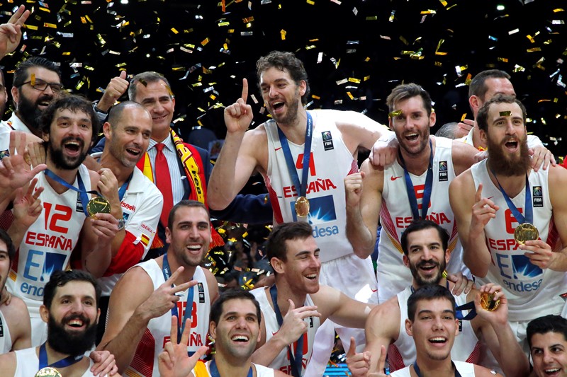La Selección de España celebra con la medalla de oro tras ganar el Eurobasket. (Foto Prensa Libre: AP)