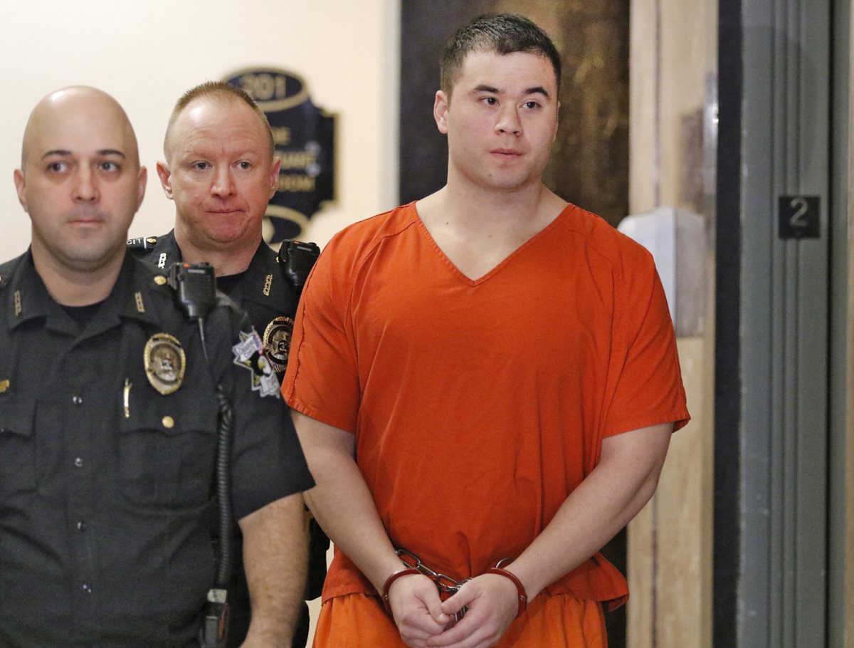 Daniel Holtzclaw, (der.) fue condenado el jueves. (Foto Prensa Libre: AP).