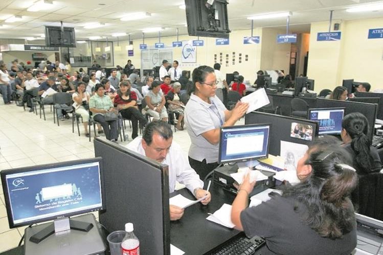Ciudadanos aún esperan desde hace varios meses la entre del DPI. Las autoridades del Renap deberán entregar 200 mil documentos. (Foto Prensa Libre: Hemeroteca PL)