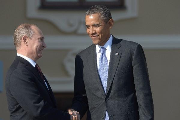 El presidente estadounidense, Barack Obama (derecha), es recibido por el presidente ruso, Vladimir Putin, en Moscú.(Foto Prensa Libre/AFP)