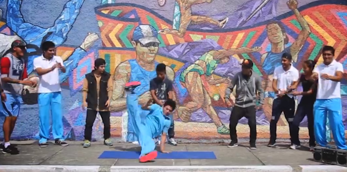 El gimnasta Jorge Vega mostró sus dotes de bailarín en el Reto Mascota. (Foto Prensa Libre: cortesía COG)