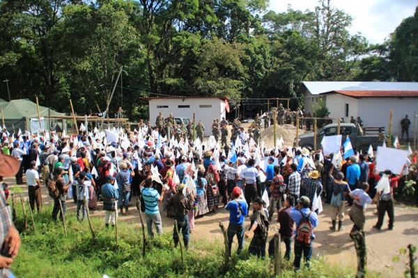 Vecinos de 23 comunidades participan en caminata, en San Mateo Ixtatán, Huehuetenango. (Foto Prensa Libre: Mike Castillo)