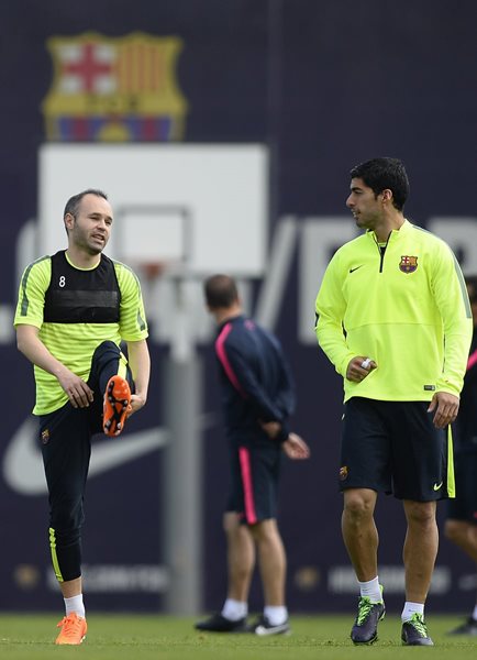 Andres Iniesta, junto a Luis Suárez, en el entrenamiento del FC Barcelona previo al partido de la Liga de Campeones. (Foto Prensa Libre: AP)