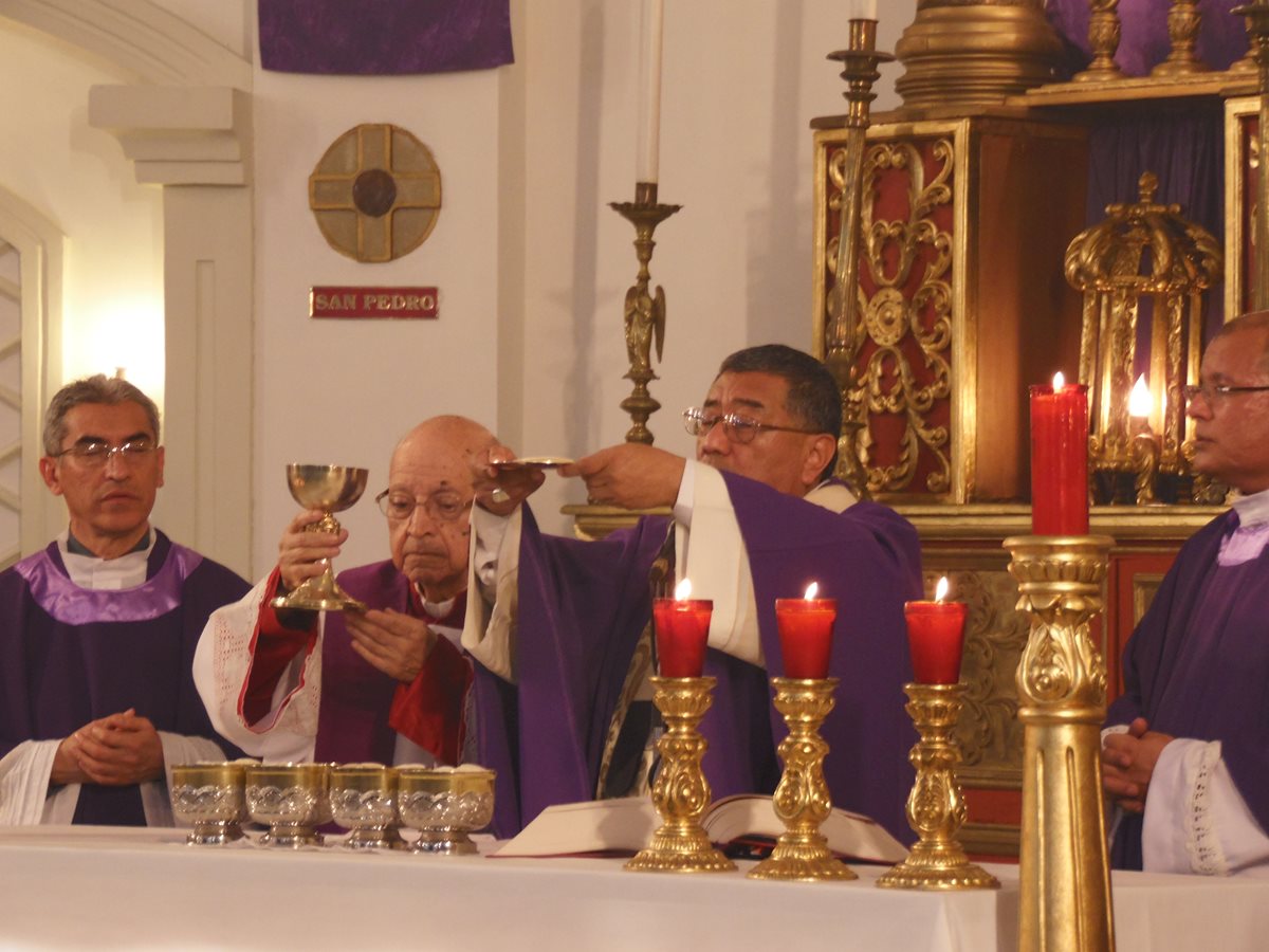 El momento más importante de la misa es la consagración del pan y el vino que se convierte en el cuerpo y la sangre de Cristo. (Foto: Néstor Galicia)