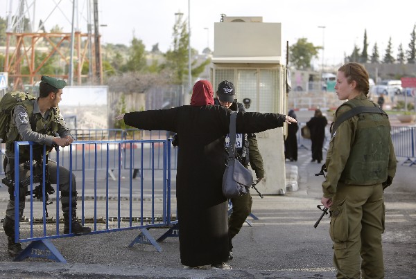 Una palestina pasa un control de seguridad para asistir a la mezquita de Al-Aqsa. (Foto Prensa Libre: AP)