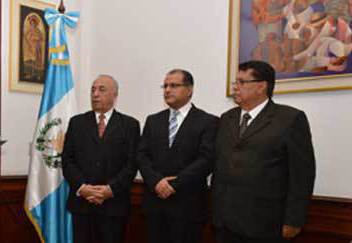 Edgar Hernández —al centro— toma posesión del cargo. (Foto Prensa Libre: MSPAS)