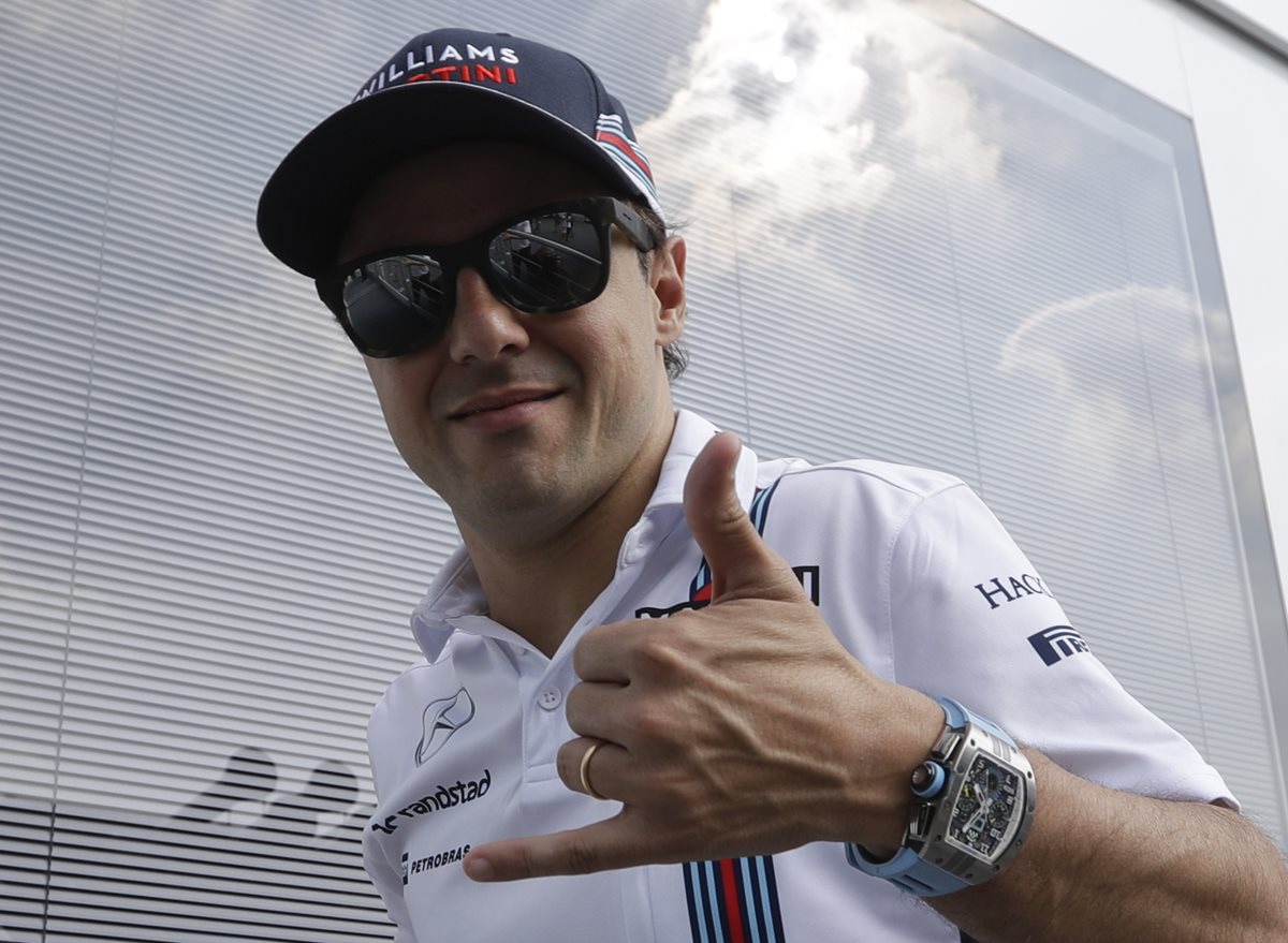 Felipe Massa saluda a las cámaras en su llegada a la conferencia de Prensa del GP de Monza. (Foto Prensa Libre: AP)