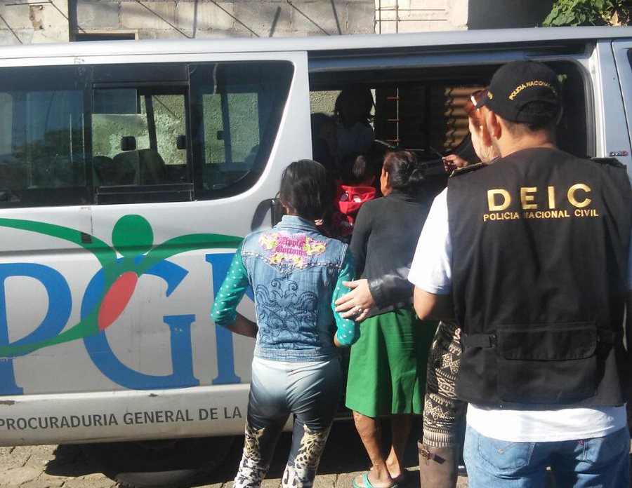 Personal de la PNC y PGN acompañan a los cuatro menores rescatados en Puerta del Señor, Fraijanes. (Foto Prensa Libre: Cortesía PNC)