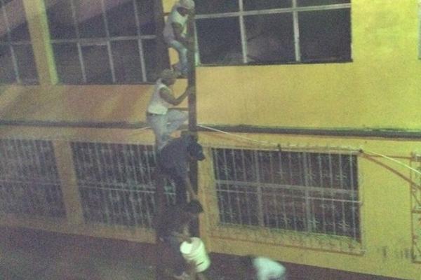 Trabajadores de la comuna y pobladores unen esfuerzos para apagar las llamas. (Foto Prensa Libre:  Eduardo Sam Chun)