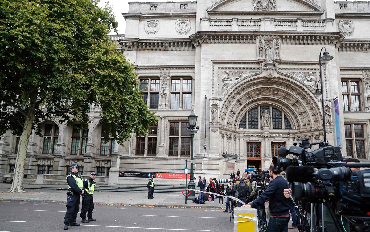Varios museos fueron cerrados y las personas evacuadas luego que varias personas resultaran heridas al ser atropelladas por un vehículo en Kensington, Lóndres, Inglaterra. (Foto Prensa Libre: AFP)