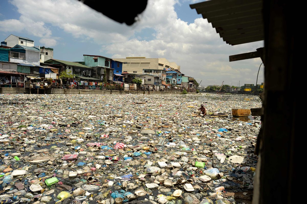 Impresionante fotografía de un río en Manila, Filipinas, completamente lleno de basura. (Foto Prensa Libre: AFP).
