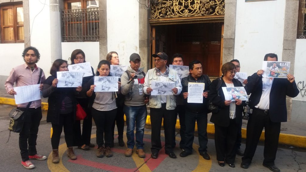 Grupo de comunicadores se manifiesta en Xela para exigir se investigue crimen contra compañero. (Foto Prensa Libre: María José Longo).