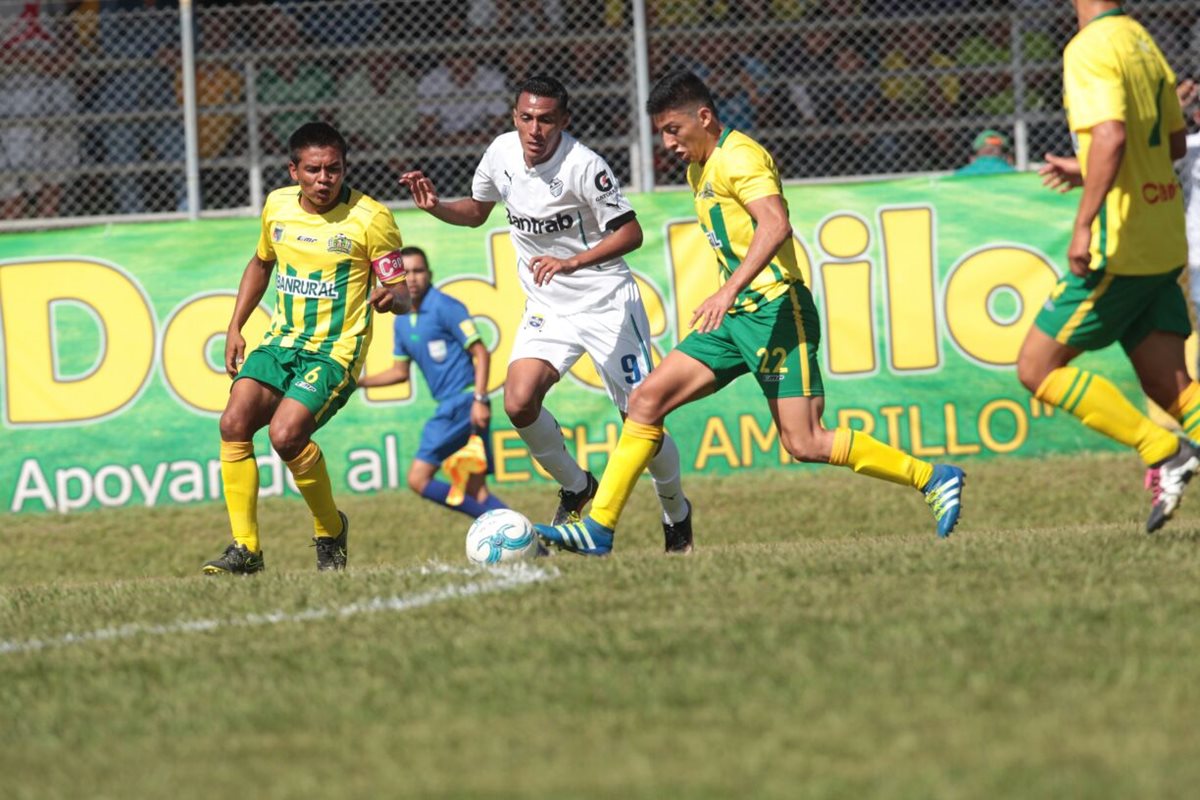 Acción durante le partido entre Guastatoya y Comunicaciones. (Foto Prensa Libre: Norvin Mendoza)