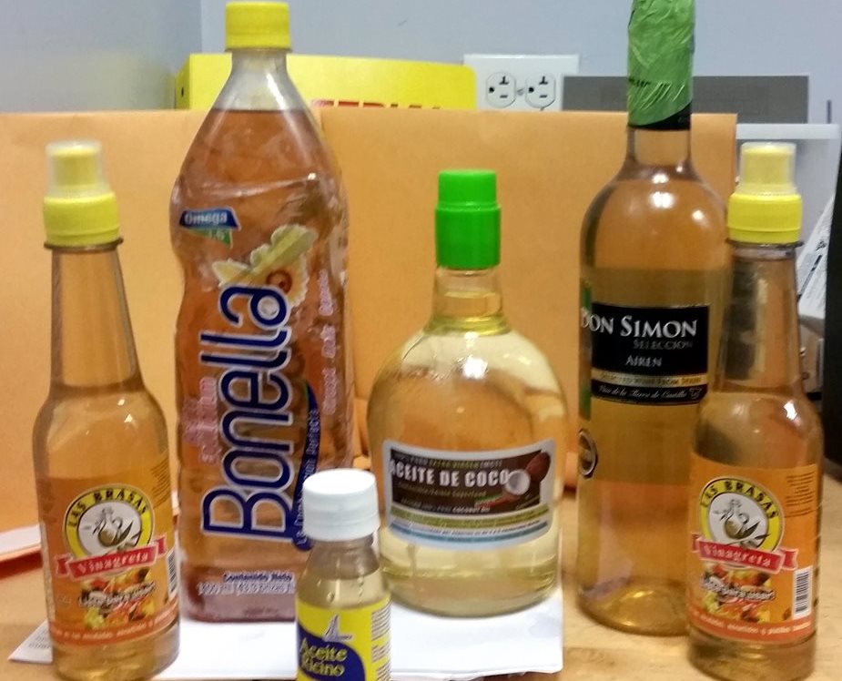 Botellas de vinagre fueron utilizadas para transportar cocaína. (Foto Prensa Libre: AP)
