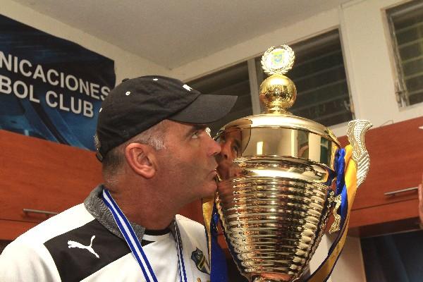 El dirigente de Comunicaciones goza del trofeo obtenido. (Foto Prensa Libre: Hemeroteca PL)