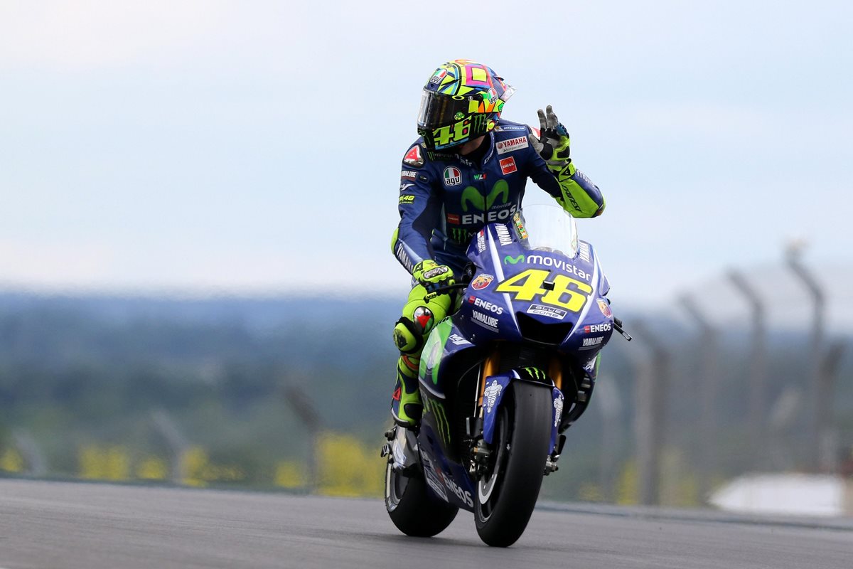 Valentino Rossi saluda durante los ensayos de este sábado. (Foto Prensa Libre: EFE)