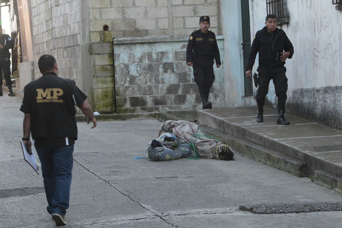 Los cuerpos de tres mujeres fueron abandonados en la vía pública en la zona 6 capitalina. (Foto Prensa Libre: Erick Ávila)
