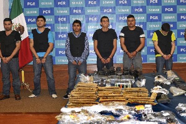 Salvador Alfonso Martínez Escobedo, alias "La Ardilla" (centro), presunto jefe regional de la organización delictiva de "los Zetas" en Nuevo León, Tamaulipas y Coahuila. Martínez Escobedo es uno de los presuntos responsables de la matanza de 72 migrantes centroamericanos en 2010.