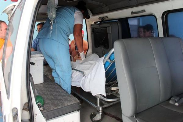 Mujer atacada en su vivienda de Jalapa, es llevada al hospital de la capital. (Foto Prensa Libre: Hugo Oliva)