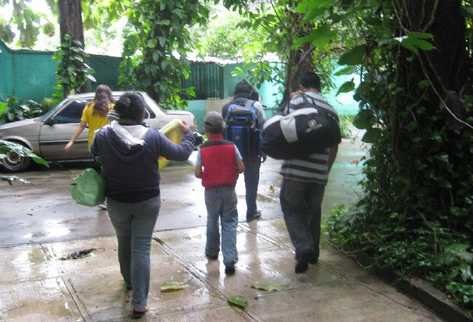 Una familia de origen cubano ingresa en la Casa del Migrante, en Tecún Umán, San Marcos.