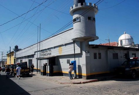 La prisión preventiva de Totonicapán, en las instalaciones de la Comisaría 44 de la Policía Nacional Civil, no tiene las medidas de seguridad adecuadas para albergar regos peligrosos. (Foto Prensa Libre: Carlos Ventura)