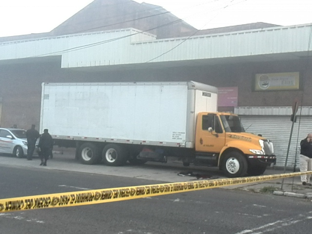 El camión que los delincuentes pretendían robar estaba estacionado en la Avenida Petapa, zona 12. (Foto Prensa Libre: Estuardo Paredes)