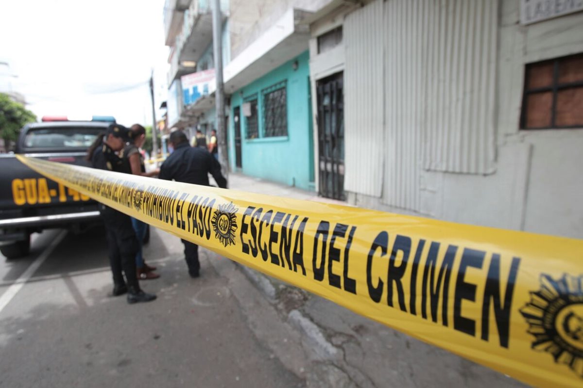 Agentes de la Policía Nacional Civil acordonaron el lugar en donde un repartidor de cervezas fue baleado. (Foto Prensa Libre: Érick Ávila)