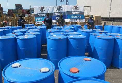 Agentes de la Marina Armada de México muestran más de 16 toneladas de metilamina, un precursor químico útil para elaborar drogas sintéticas. (Foto Prensa Libre: EFE)