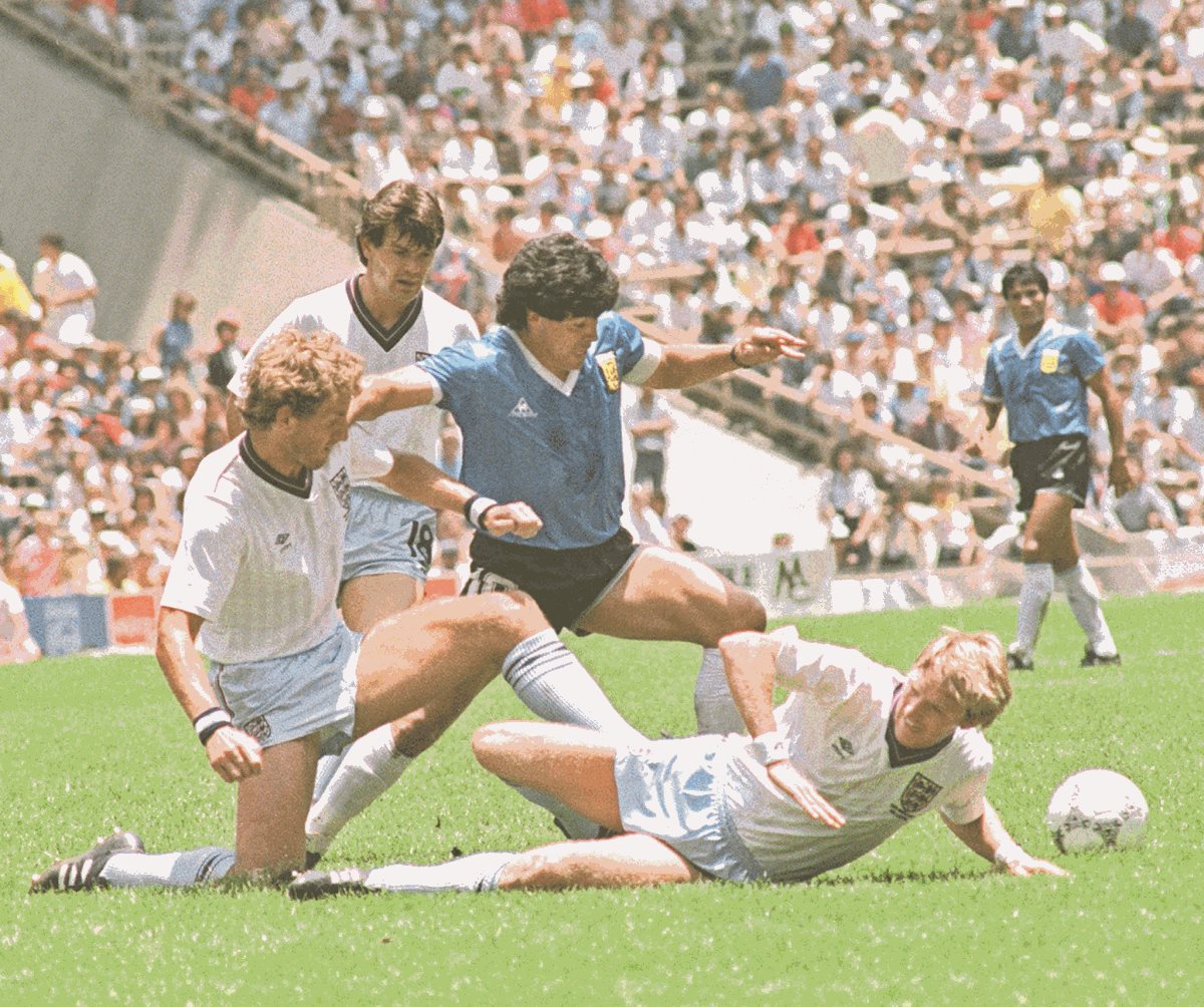 Maradona supera a los defensa inglesa en el duelo de cuartos de final del Mundial de México en 1986. (Foto Prensa Libre: Hemeroteca PL)