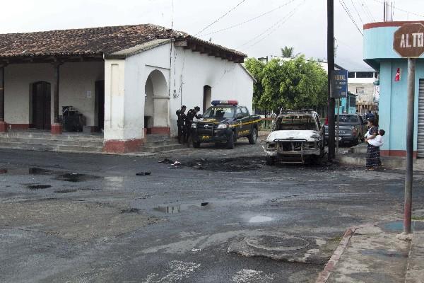Un autopatrulla fue incendiado por turba.