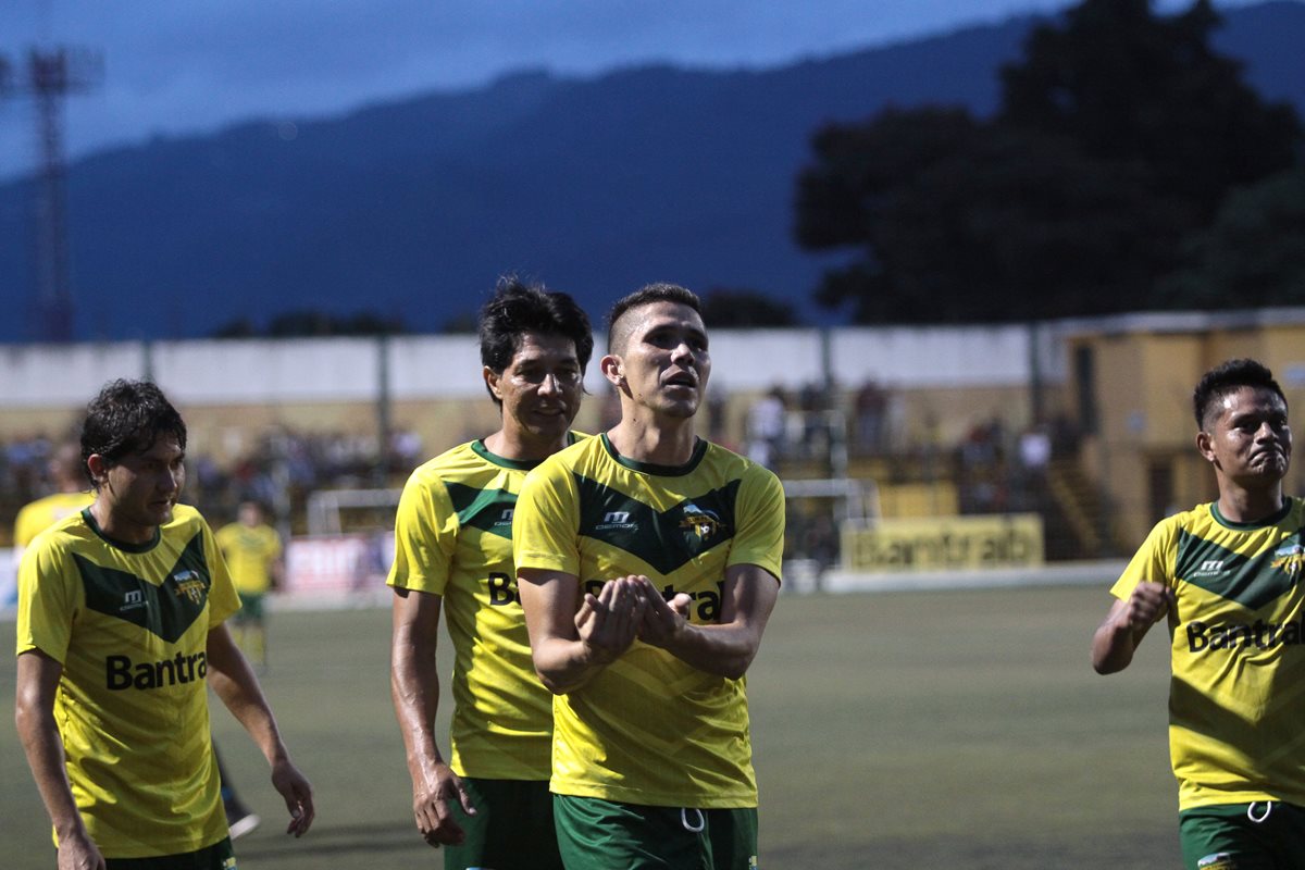 Marbel Aragón festeja luego de anotar el 2-1 para Petapa contra Municipal en el estadio Julio Cóbar. (Foto Prensa Libre: Jesús Cuque).