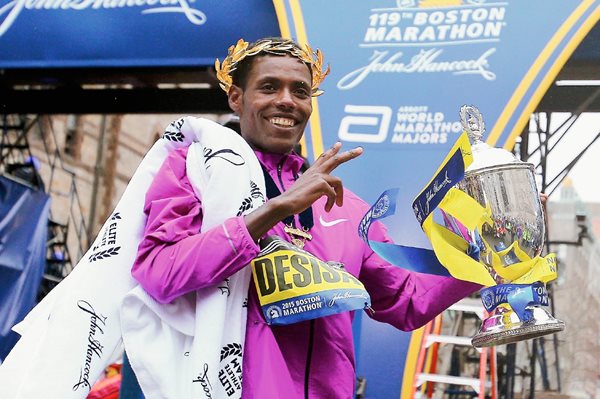 Lelisa Desisa de Etiopia celebra luego de ganar la edición 119 del Maratón de Boston. (Foto Prensa Libre: AFP).