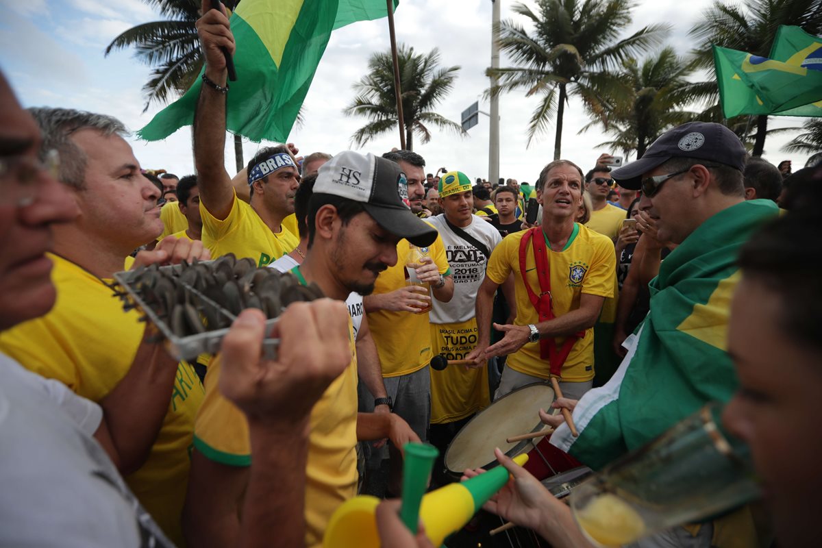 Simpatizantes de Jair Bolsonro salieron a las calles a celebrar el triunfo del candidato ultraderechista. (Foto Prensa Libre: AFP)